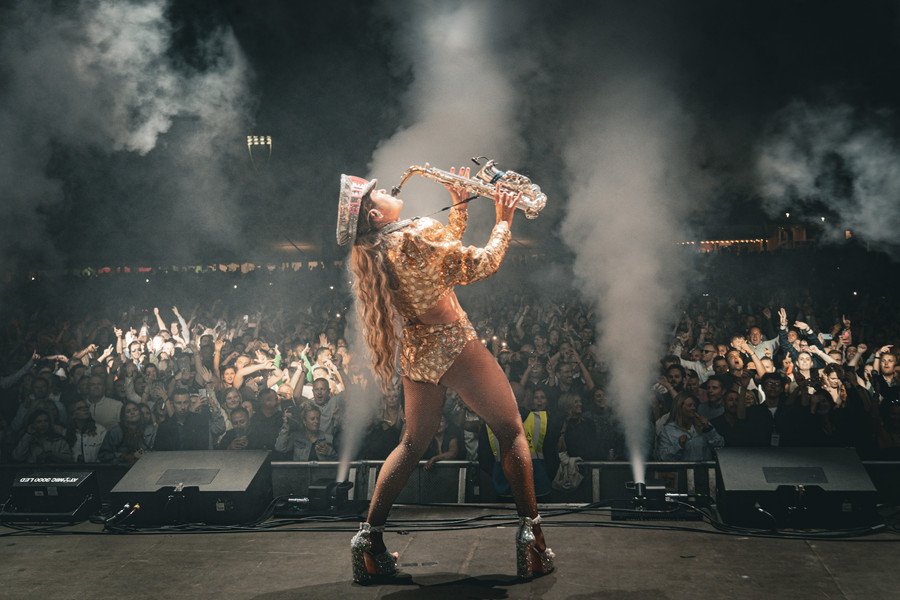 Ellie Sax crowd smoke cannon performance