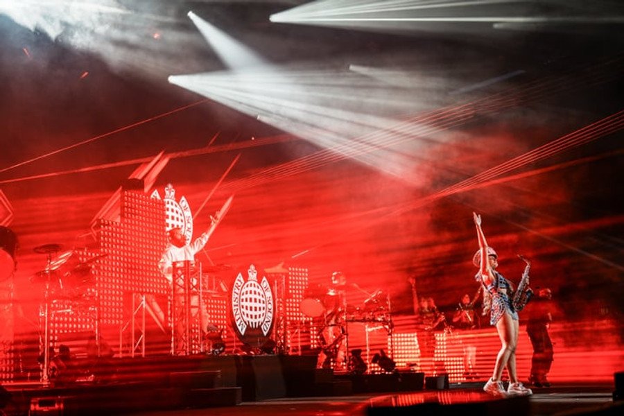 Ellie Sax red lasers live stage