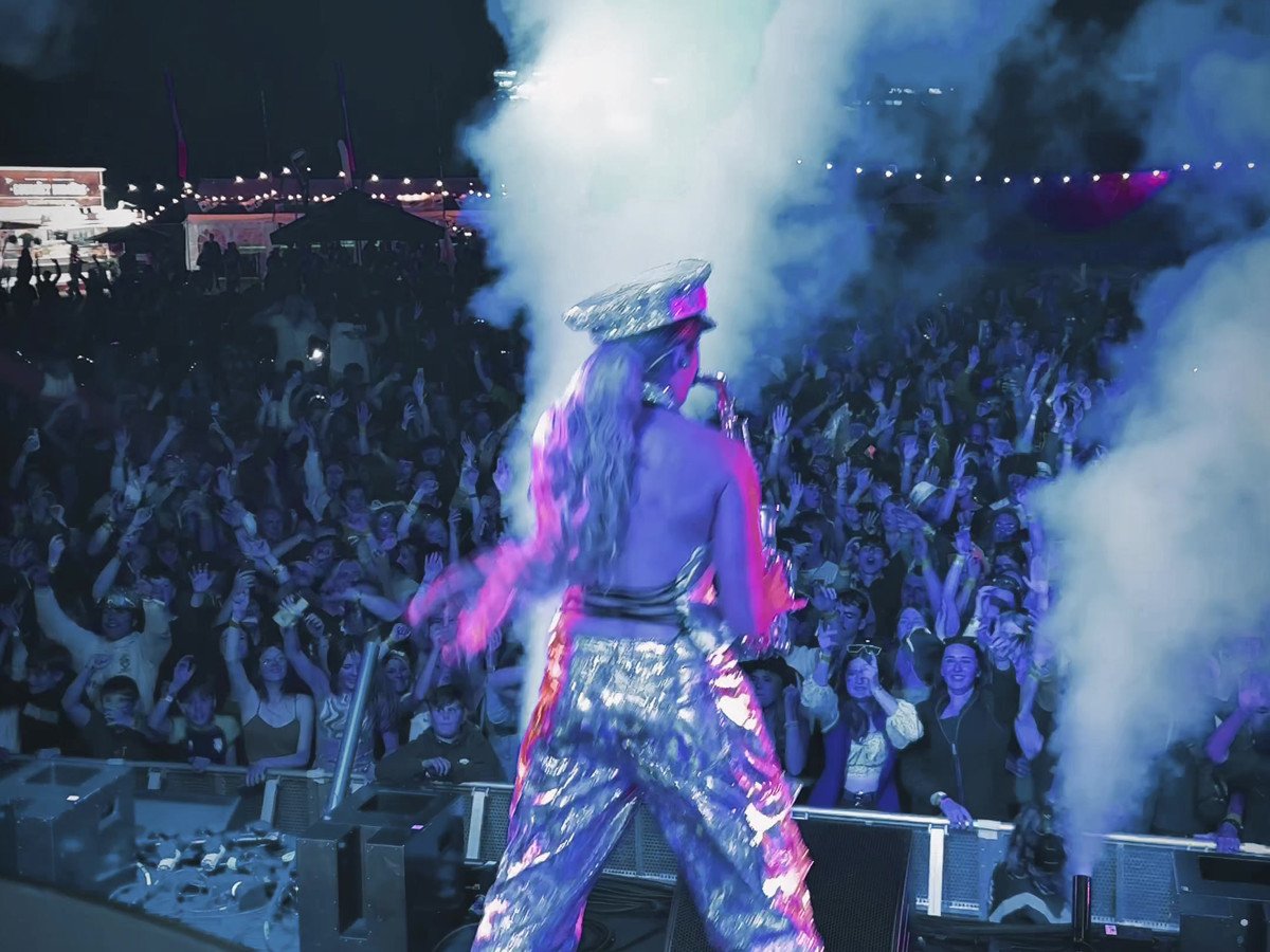 Ellie Sax smoke crowd live performance