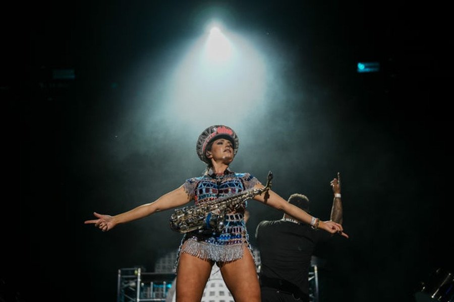 Ellie Sax arms open on stage
